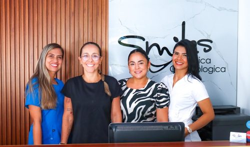 Equipo de Clínica Odontológica Smiles en la recepción de la sede de Cali