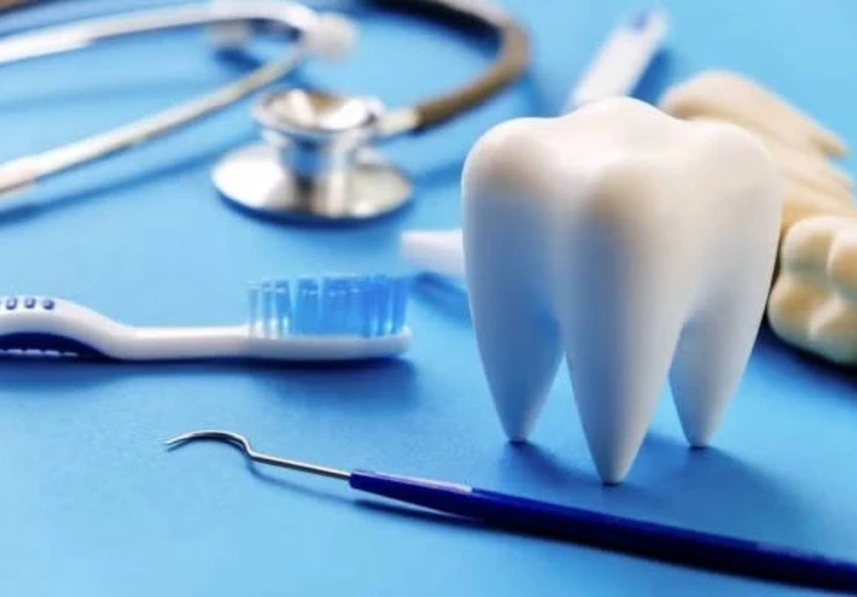 Modelo dental, cepillo e instrumental de odontología general en Clínica Smiles