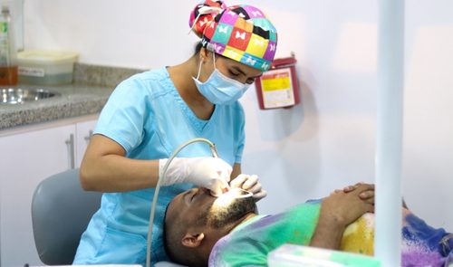 Odontóloga de Smiles realizando un tratamiento a un paciente